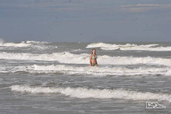 A Ana mergulha no mar da Praia da Galheta, no Farol de Santa Marta, litoral sul de Santa Catarina
